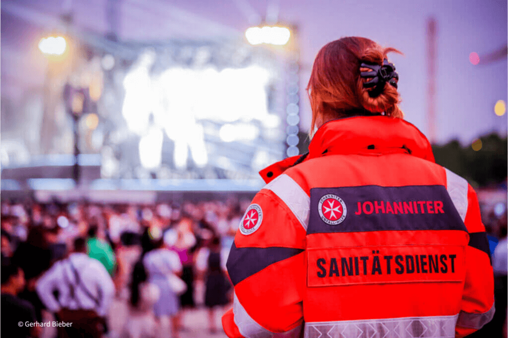 Eine Johanniterin engagiert sich ehrenamtlich im Sanitätsdienst auf einem Konzert.