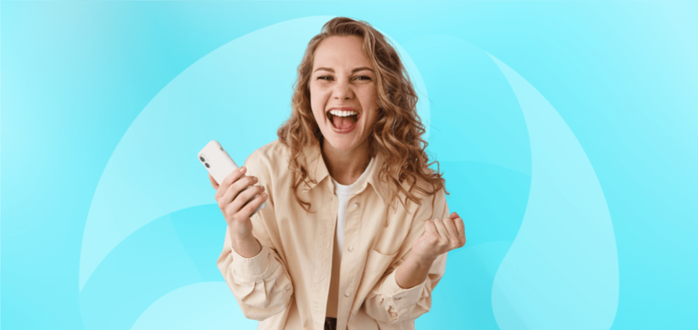 Haiilo Employee Onboarding blog banner with smiling woman with curly hair holding a phone with a blue background